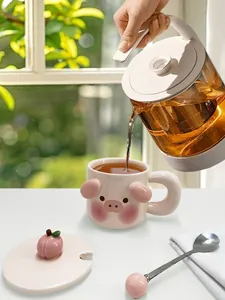 Dettaglio di una tazza creativa in ceramica a maialino 3D con coperchio e cucchiaio