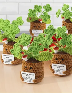 Detail van gehaakte klavertjevier plant met paddenstoel en motiverende tekstkaart