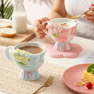 Handgefertigte Keramik-Kaffeetasse mit Tulpenblüten-Relief und Wellenrand