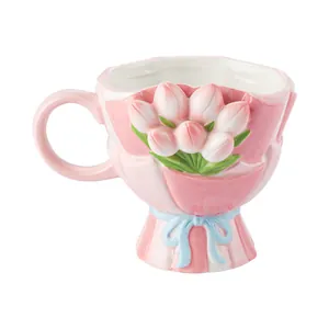 Handgefertigte Keramik-Kaffeetasse mit 3D-Tulpenrelief und blauer Schleifenbasis