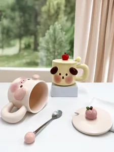 Dettaglio della tazza in ceramica 3D con coperchio a mela e cucchiaio in metallo