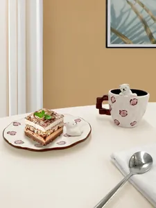 Dettaglio della tazza in ceramica fatta a mano con orsetto 3D e piatto a fiori rosa