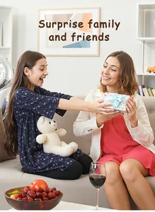 Meisje geeft een cadeau met een pluche plantenspeeltje voor een warme familiesurprise