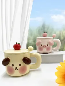 Dettaglio delle tazze in ceramica 3D con visi di animali carini e coperchi a forma di frutta