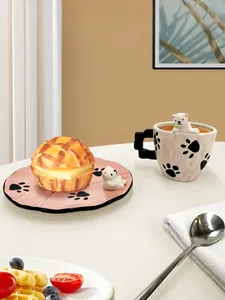 Dettaglio di tazza creativa in ceramica con orso polare 3D e stampe di zampe di gatto