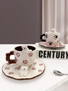 Dettaglio di tazze in ceramica con orsetti 3D e motivi floreali a forma di impronta