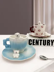 Dettaglio del set tazzina da caffè e piattino in ceramica con orso polare 3D e cucchiaio