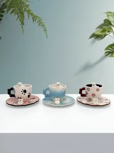 Dettaglio dei set di tazze da caffè orso polare in rosa, blu e con motivi floreali