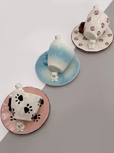 Dettaglio di tazze da caffè in ceramica e piattini con simpatiche decorazioni di orsi 3D