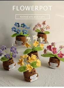Handgebreide bloempot decoraties met emotionele steunkaarten in verschillende kleuren