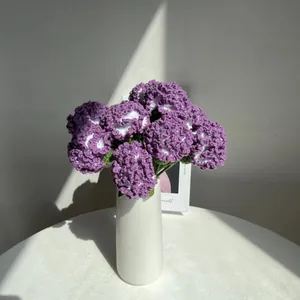 Dettaglio di bouquet di garofani viola fatti a maglia in vaso bianco con ombre artistiche