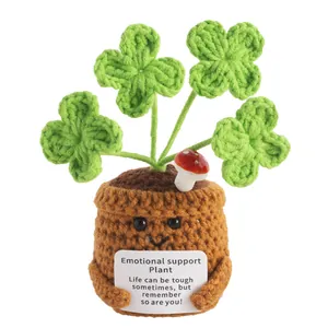 Handgemaakte gehaakte klavertje vier plant in pot met een positieve aanmoedigingskaart