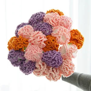 Bouquet di garofani fatti a mano all'uncinetto con fiori di lana rosa e viola