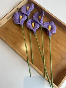 Detalle macro de cinco calas moradas tejidas a mano con textura de hilo refinada