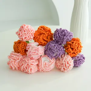 Bouquet di garofani fatti a mano all'uncinetto con fiori rosa e viola in vaso bianco