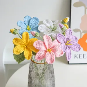 Détail de bouquet de fleurs colorées crochetées à la main dans un vase en verre texturé