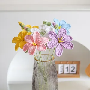 Détail de lys colorés crochetés à la main dans un vase pour décoration intérieure