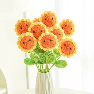 Bouquet di girasoli fatti a maglia con faccine in vaso bianco per arredamento casa