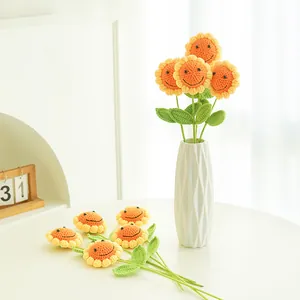 Bouquet di girasoli fatti a maglia a mano con faccine sorridenti per regali creativi