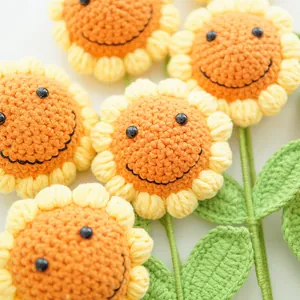 Dettaglio di girasole fatto a mano all'uncinetto con faccina e trama di filato