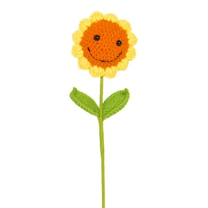 Girasole all'uncinetto fatto a mano con faccina sorridente e petali gialli su bianco