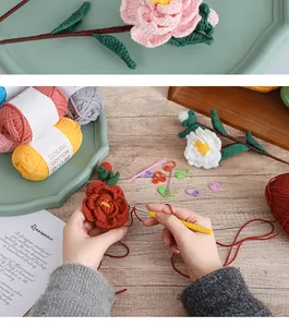 Λεπτομέρεια σετ πλεξίματος DIY με βαμβακερά νήματα και χειροποίητα λουλούδια