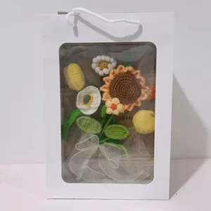 Handgefertigter Häkelstrauß mit Sonnenblume und Tulpe in weißer Geschenktüte mit Schleife