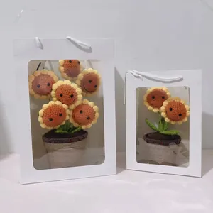 Handgefertigte Häkel-Sonnenblumen in weißen Geschenktüten mit transparentem Fenster