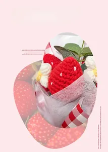 Détail macro d'un bouquet de fraises au crochet fait main dans un emballage cadeau