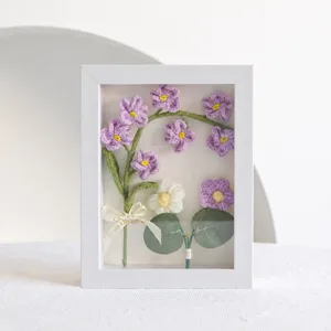 Rose all'uncinetto fatte a mano viola e bianche in cornice di legno 3D da 22x17,5 cm