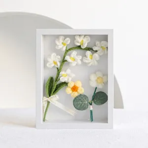 Mughetto fatto a mano all'uncinetto in cornice 3D bianca di 22x17,5 cm d'arte