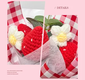 Détail d'un bouquet de fraises fait main au crochet avec emballage cadeau élégant