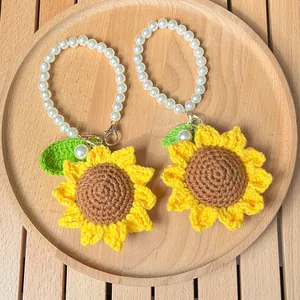 Porte-clés tournesol au crochet avec perles blanches et fermoir sur plateau en bois
