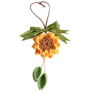 Pendentif tournesol au crochet fait main avec feuilles vertes pour voiture ou sac