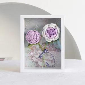 Ramo de rosas de ganchillo hecho a mano en marco de madera blanco, 21cm x 16cm