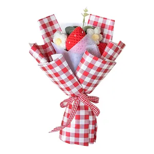 Bouquet de fraises et marguerites au crochet fait main avec emballage à carreaux