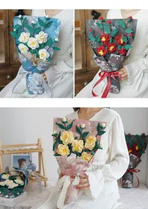 Détails du bouquet de camélias tricotés à la main avec emballage floral rétro chic