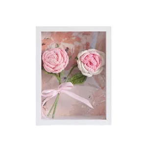 Marco 3D de madera blanca con rosas de ganchillo hechas a mano y lazo rosa decorativo