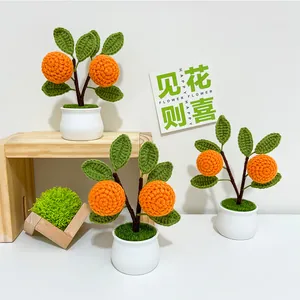 Plantes d'oranges en pot faites à la main au crochet avec texture tricotée fine