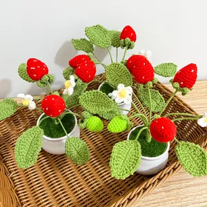 Ensemble de fraises en crochet faites à la main dans un panier tressé pour cadeau