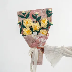 Bouquet de camélias tricoté à la main avec ruban Love You Forever et papier vintage