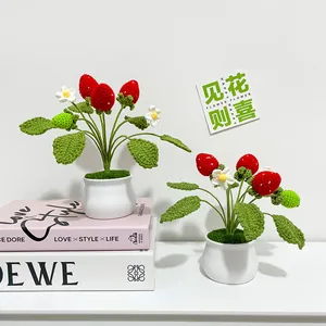 Fraise au crochet faite à la main en pot de céramique blanc pour décoration cadeau