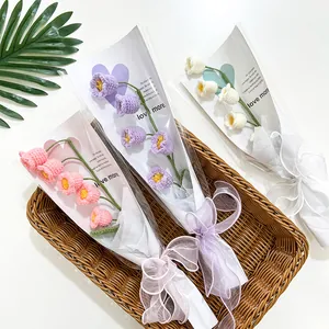 Drie handgemaakte gehaakte lelie-van-dalen boeketten in roze, paars en beige met geschenk