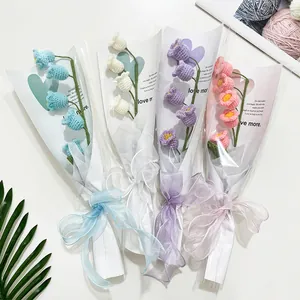 Handgemaakte gehaakte lelietje-van-dalen boeketten in vier pastelkleuren met cadeaupapier