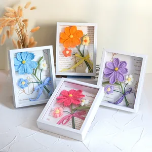Art floral au crochet fait main en cadre blanc avec fleurs bleues et oranges