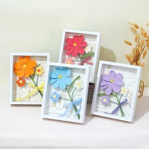 Cadre photo de fleurs au crochet fait main avec fleurs tricotées colorées en blanc