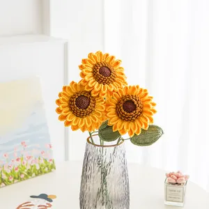 Ramo de girasoles tejidos a mano en jarrón de vidrio morado para decoración hogar