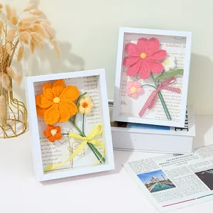 Cadre photo fleurs 3D au crochet faites main avec fleurs oranges et roses sur fond rétro