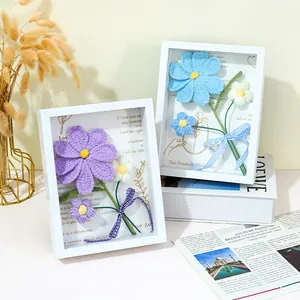 Cadre photo 3D fait main avec fleurs de Cosmos au crochet et ruban élégant