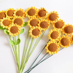 Dettaglio di girasoli fatti a mano all'uncinetto con petali gialli e centri marroni